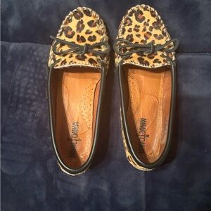 Minnetonka Leopard-Print Moccasins in Tan and Black, size 7